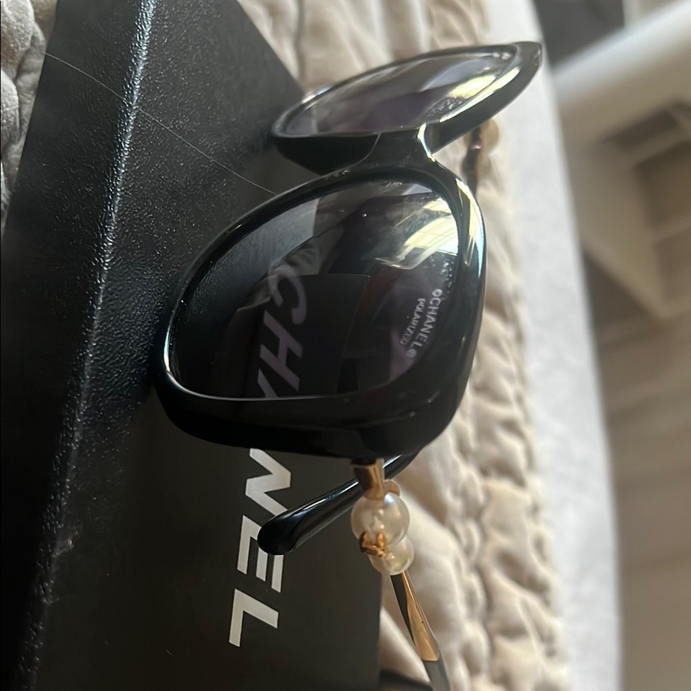 CHANEL- Classic Pearl Sunglasses - Picture 6 of 11